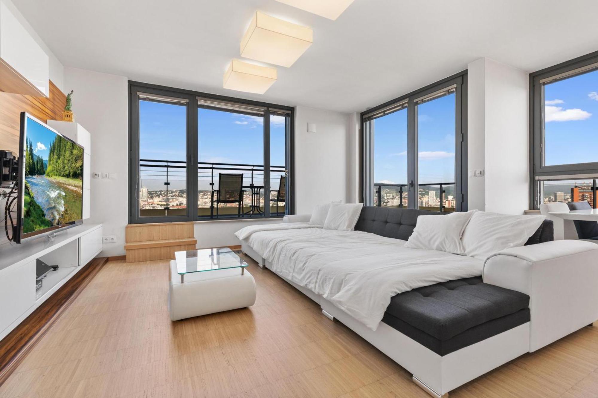 Sky Apartman In Bratislava - With 2 Parking Places Dış mekan fotoğraf