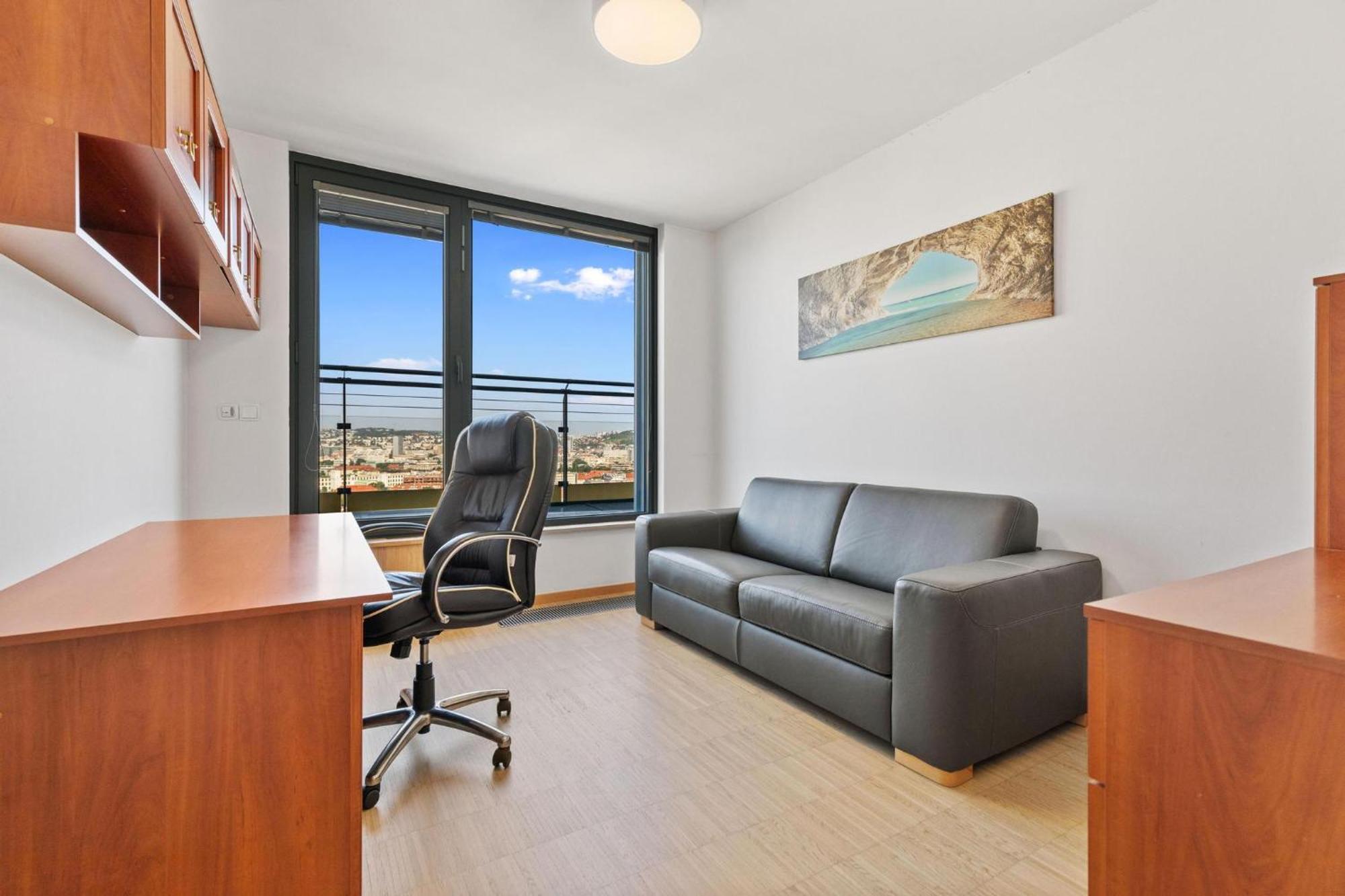 Sky Apartman In Bratislava - With 2 Parking Places Dış mekan fotoğraf
