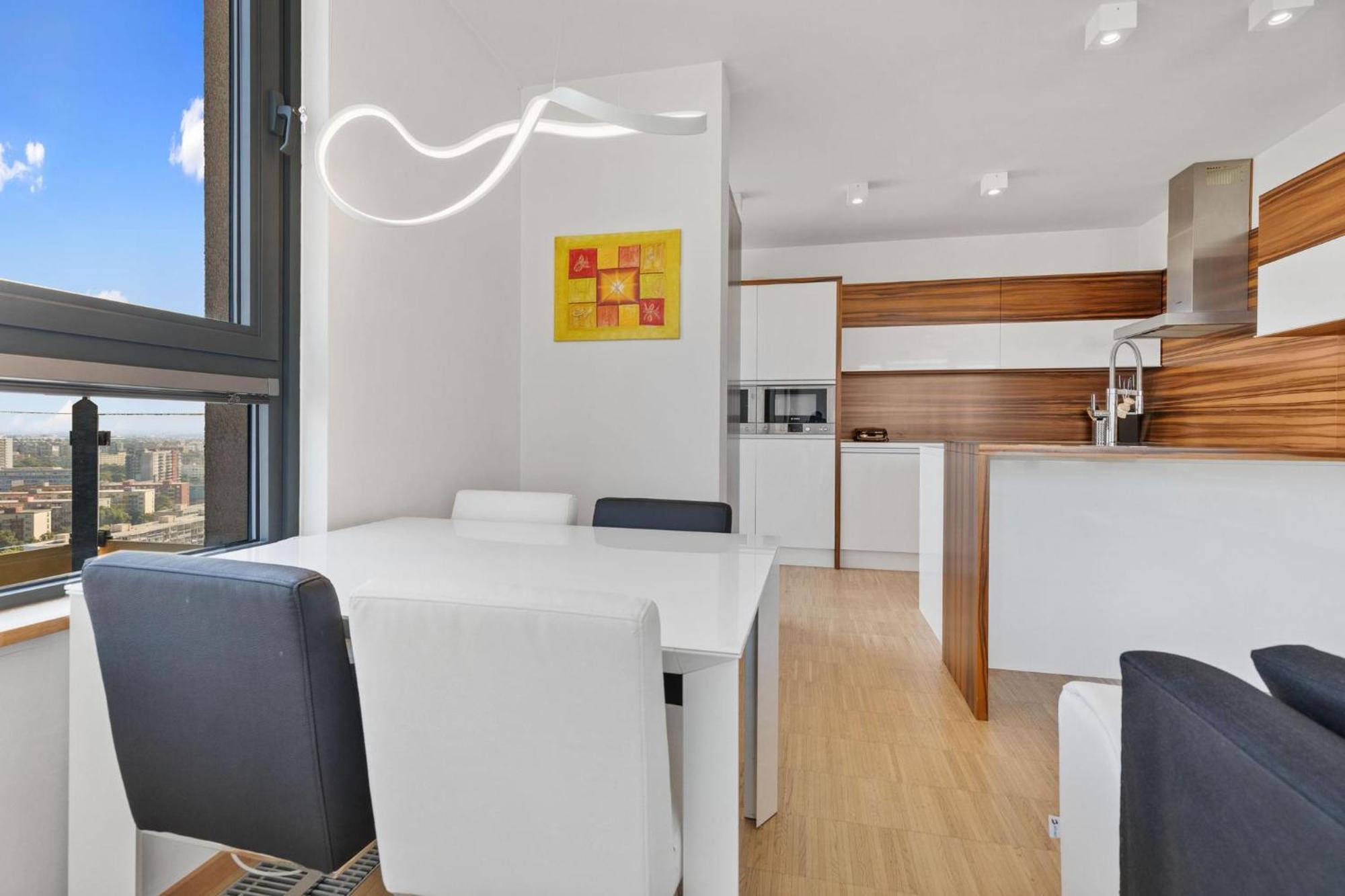 Sky Apartman In Bratislava - With 2 Parking Places Dış mekan fotoğraf