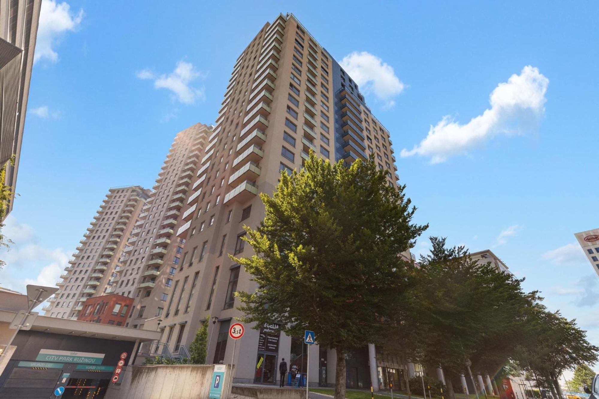Sky Apartman In Bratislava - With 2 Parking Places Dış mekan fotoğraf